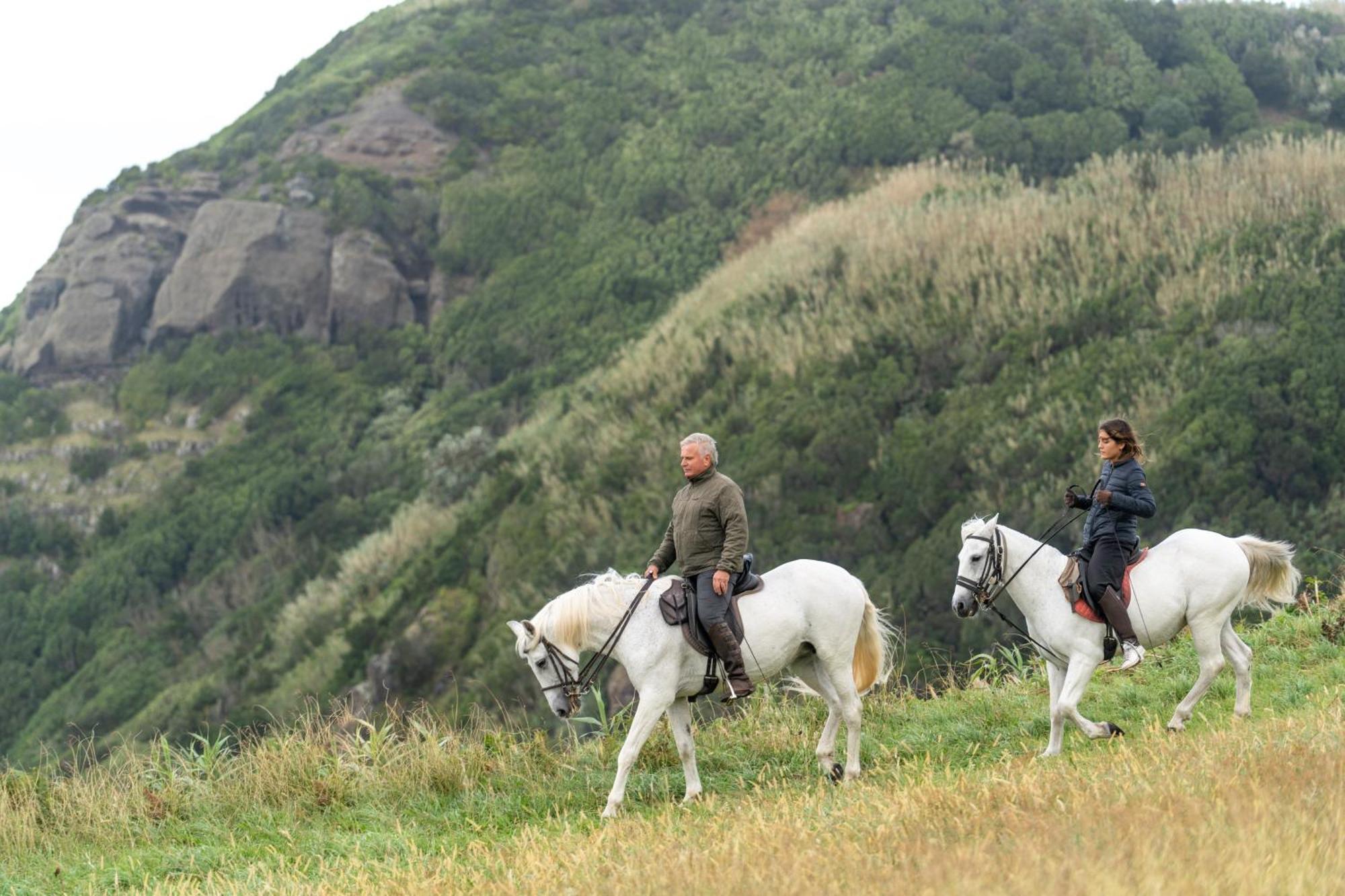 Sensi Azores Nature And Spa Ginetes Exterior foto Horse riding in the park