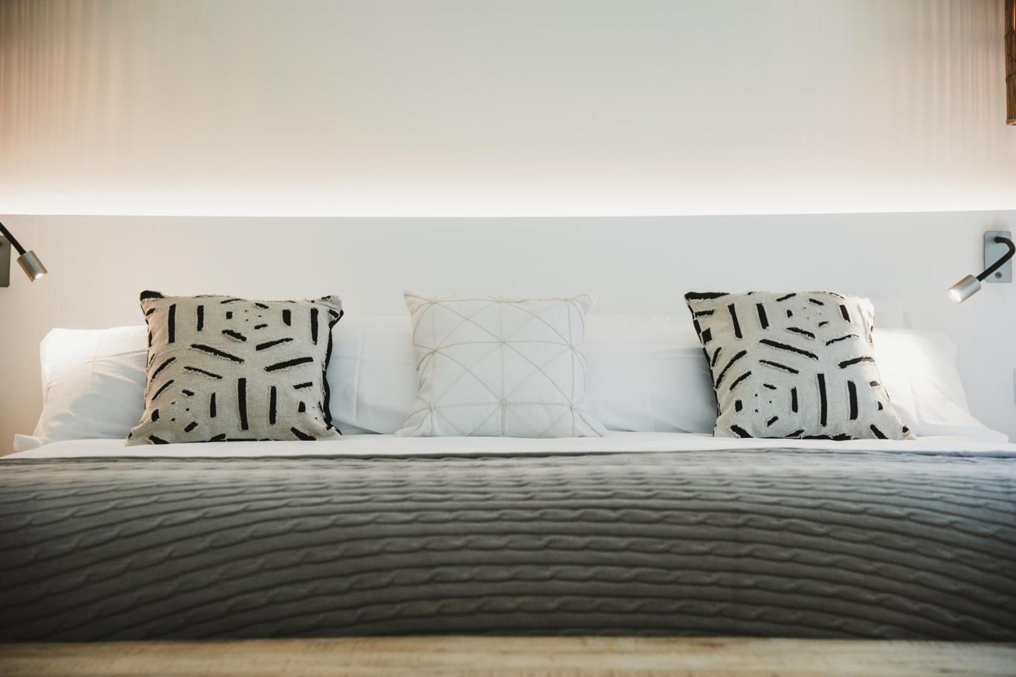 Sensi Azores Nature And Spa Ginetes Quarto foto A bed with cushions
